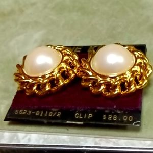 Vintage 1980s Gold Tone PEARL CAB Anne Klein Clip On Earrings